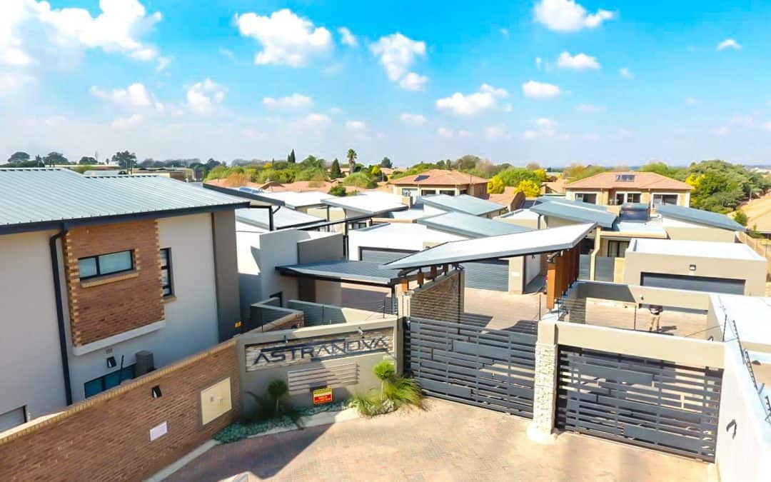 #1950 – 2 bedroom upstairs unit with an entertainment area to die for! Farrarmere at its finest!