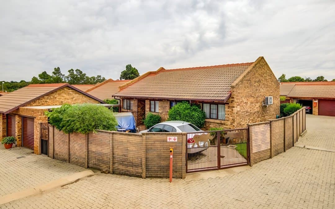 #1952 – Modern 3-Bedroom Townhouse in a Secure, Enclosed Community