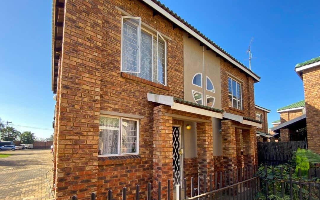 #1973 – Charming 2-Bedroom Duplex in Secure, Pet-Friendly Complex – Ideal Starter Home or Investment