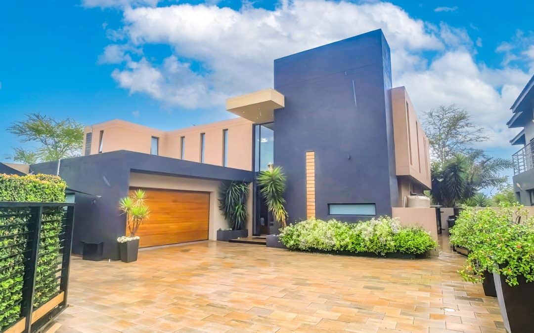 #2044 – Stunning, Modern 4-Bedroom Home