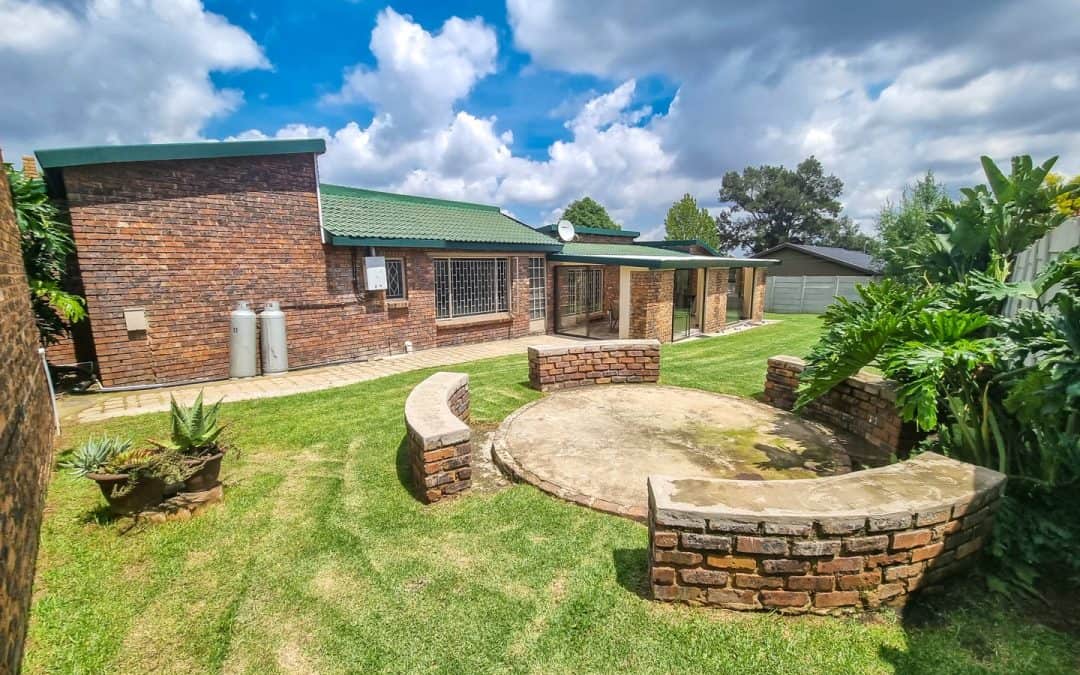 #2046 – An Entertainer’s Dream Home: Where Luxury Meets Comfort