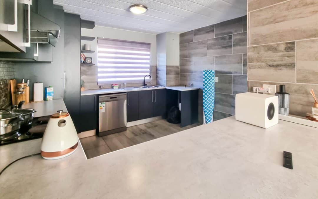 #2129 – Modern Ground Floor Gem | Pet Friendly | Private Garden & Entertainer’s Patio