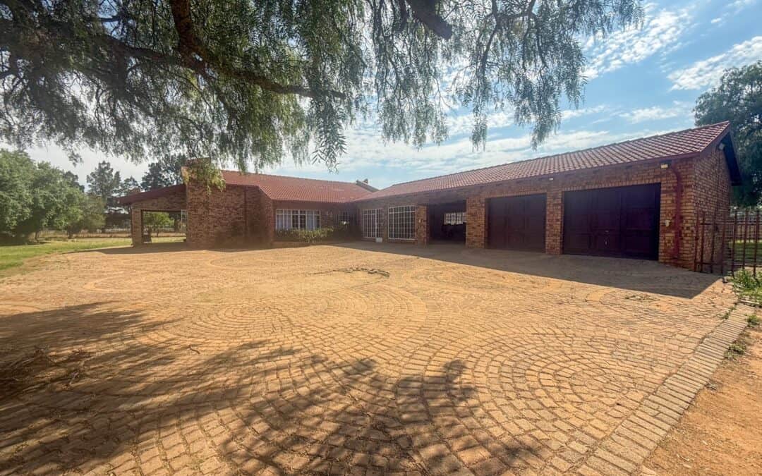 #2266 – EXCEPTIONAL LIFESTYLE & BUSINESS OPPORTUNITY – 4.3HA ESTATE WITH MODERN HOME, FLATS & WAREHOUSES