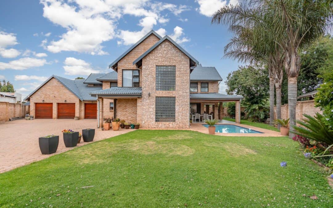 #2323 – Elegant Double-Storey Cluster in Sought-After Morehill