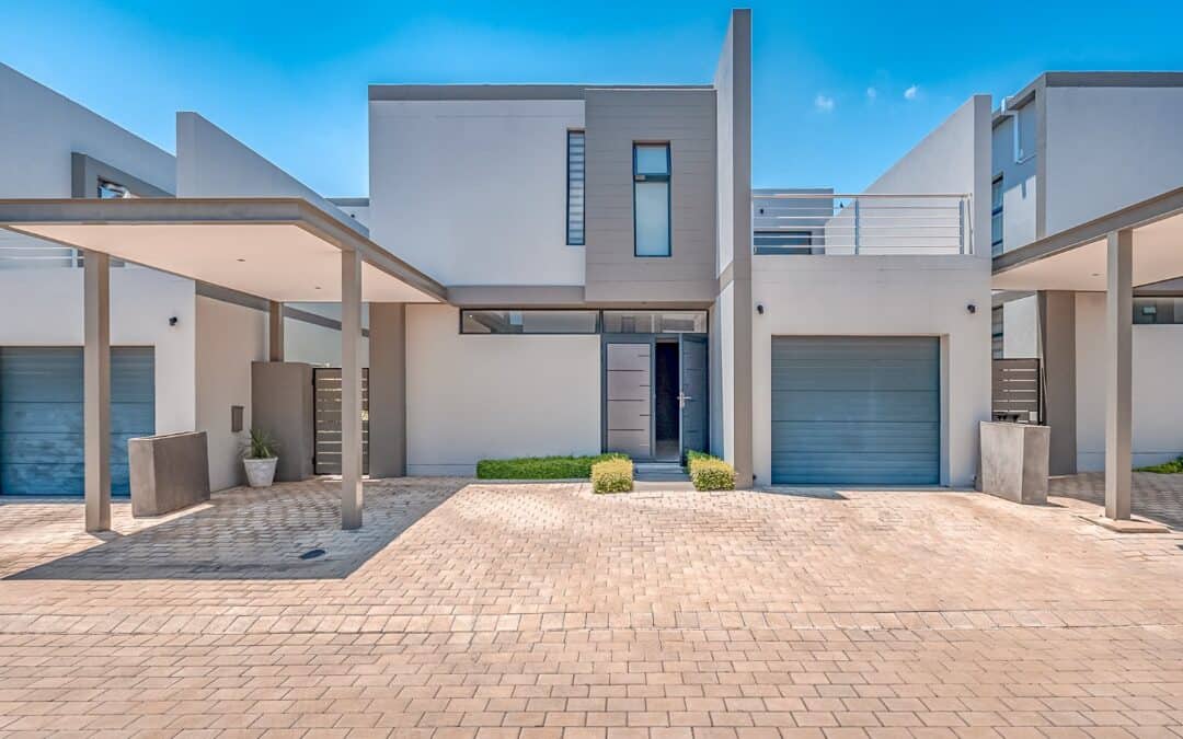 #2328 – Light-Filled Duplex with Braai Area & Backup Power