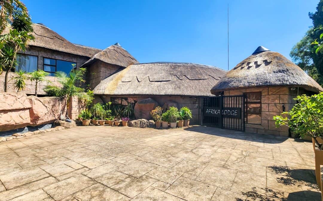 #2365 – Exquisite 17-Bedroom African-Style Guesthouse & Lodge – Aston Manor