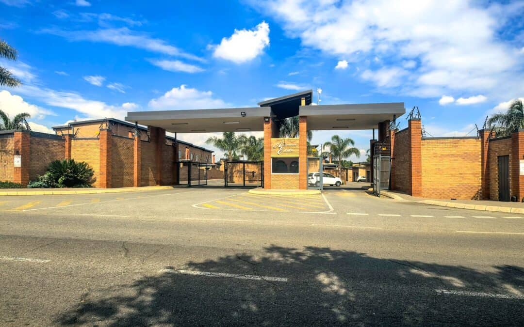 #2373 – Contemporary 3-Bedroom Family Duplex in Glen Marais