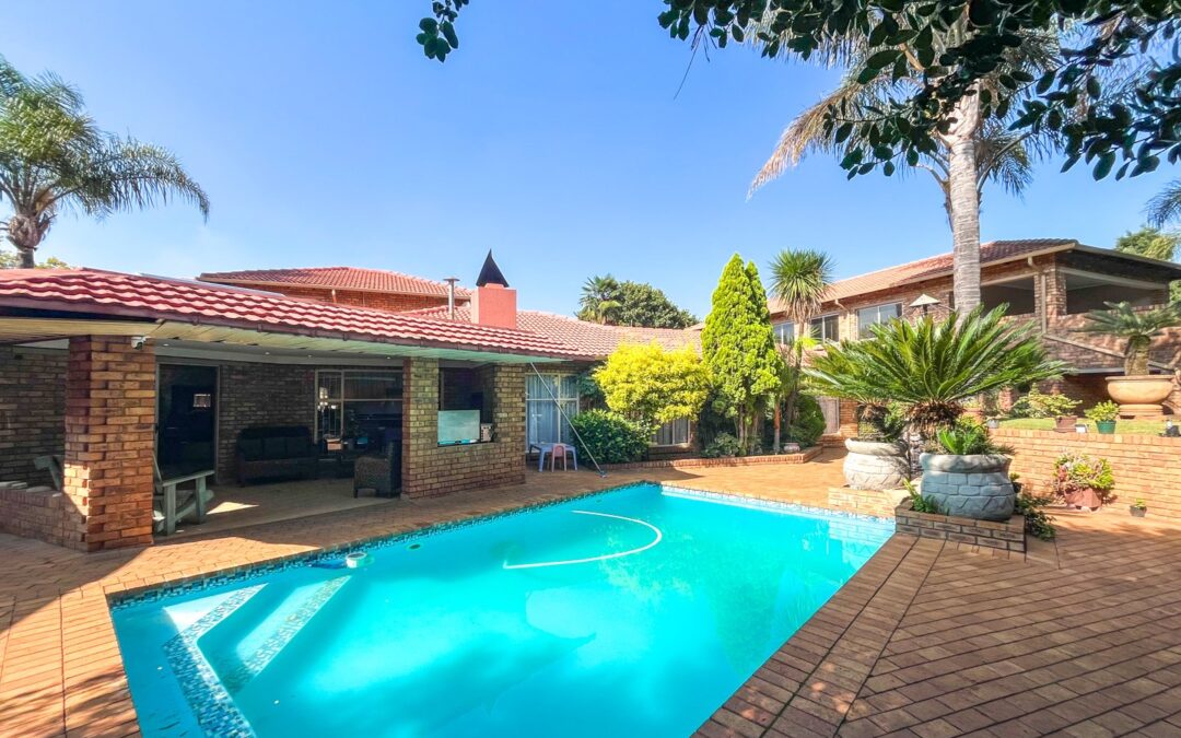 #2401 – Versatile Family Home with Income-Generating Potential in Enclosed Sunward Park