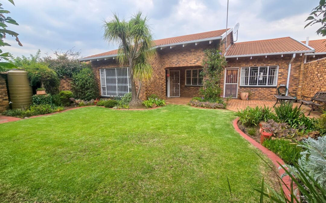 #2386 – PRIME SIMPLEX WITH HUGE POTENTIAL IN SOUGHT-AFTER COMPLEX !