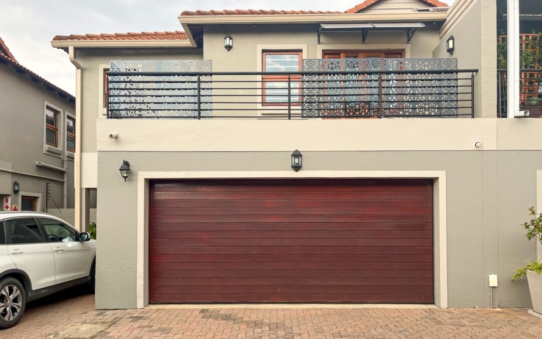 #2464 – Welcome home: 3 bedroom 2 bathroom pet friendly Townhouse