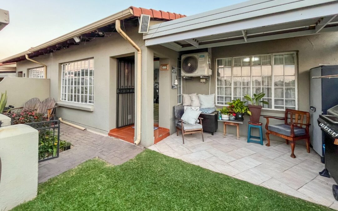 #2481 – Modern & Move-In Ready Simplex with Private Garden