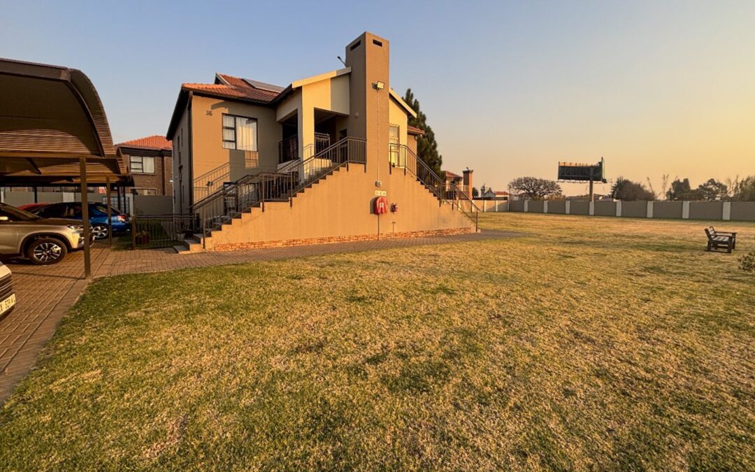#2490 – Upstairs 2-Bedroom Townhouse in Brentwood Park
